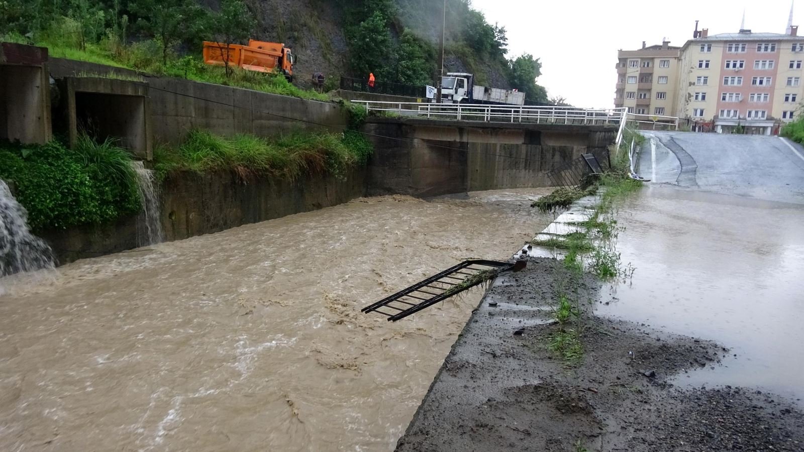 Rize'de Selin Ardından Hasar Tespiti ve Temizlik Çalışması Başladı