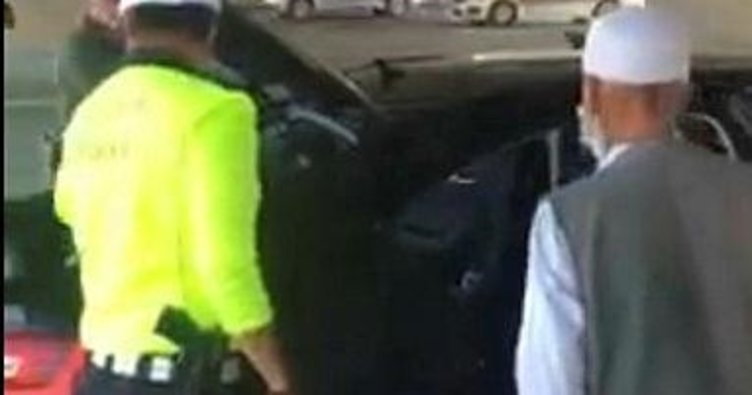 Emniyet Müdürü, Sırtında Çuval Taşıyan Yaşlı Adamın Yardımına Koştu