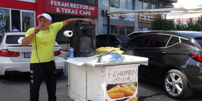 Seyyar Arabasıyla Şarkı Söyleyerek Haşlanmış Mısır Satıyor