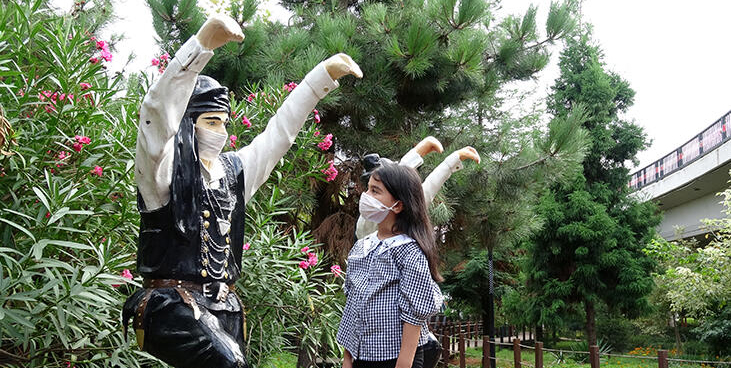 9 Yaşındaki Berrin, Tedbirlere Dikkat Çekmek İçin Heykellere Maske Takıyor