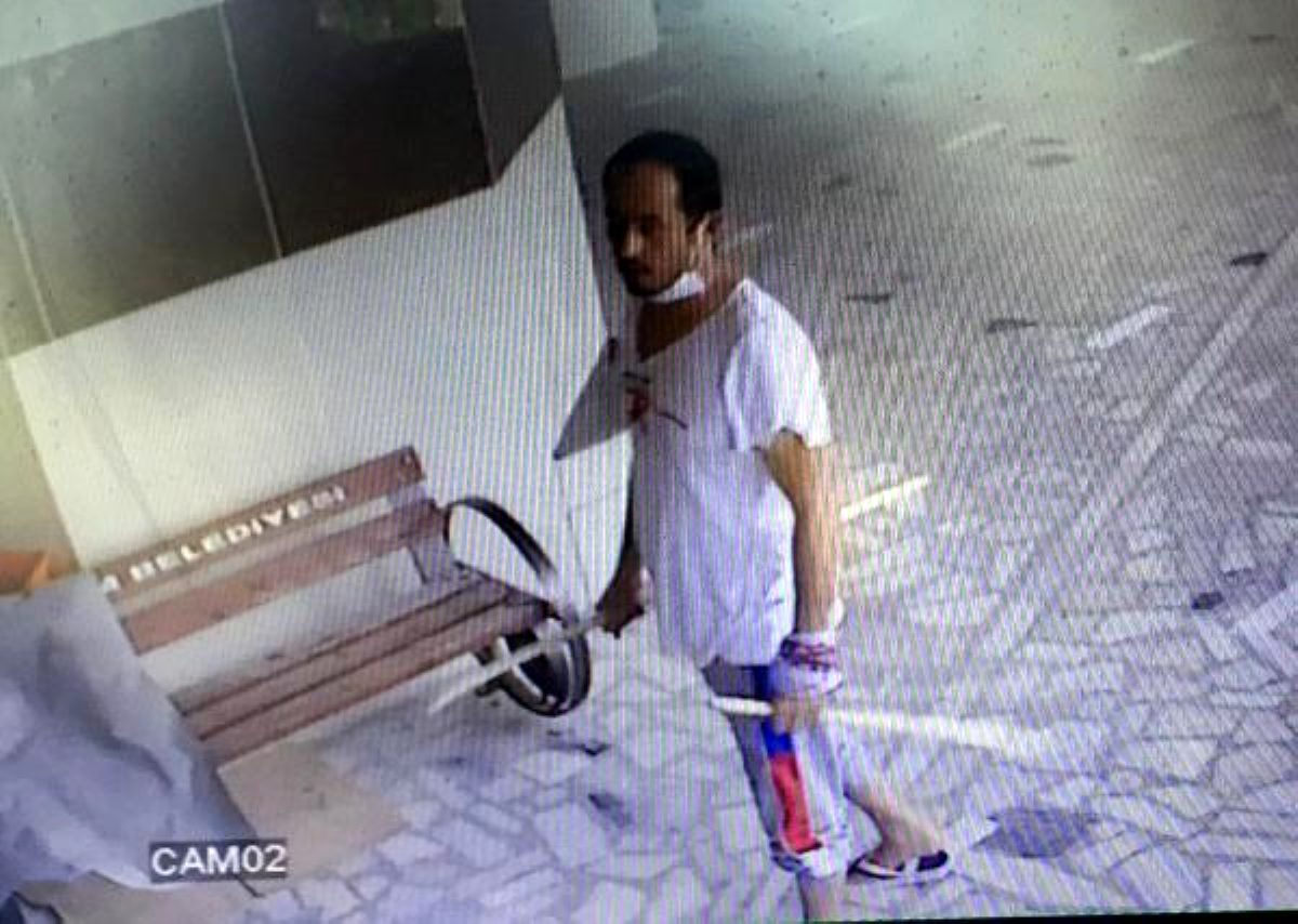Dilendiği Parayı Az Buldu, Camiye Zarar Verdi