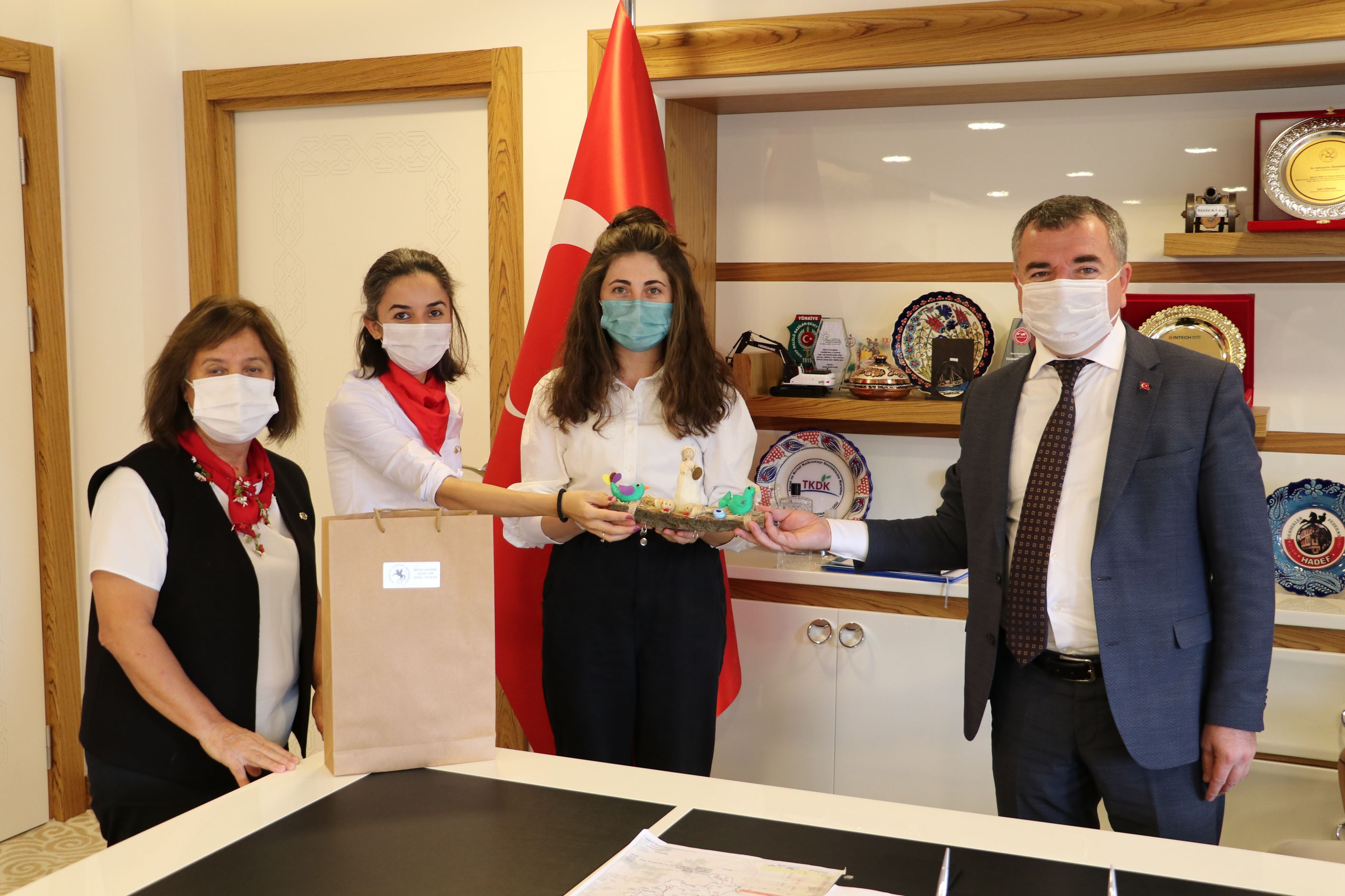 Üreten Kadınlardan Özdemir’e Teşekkür