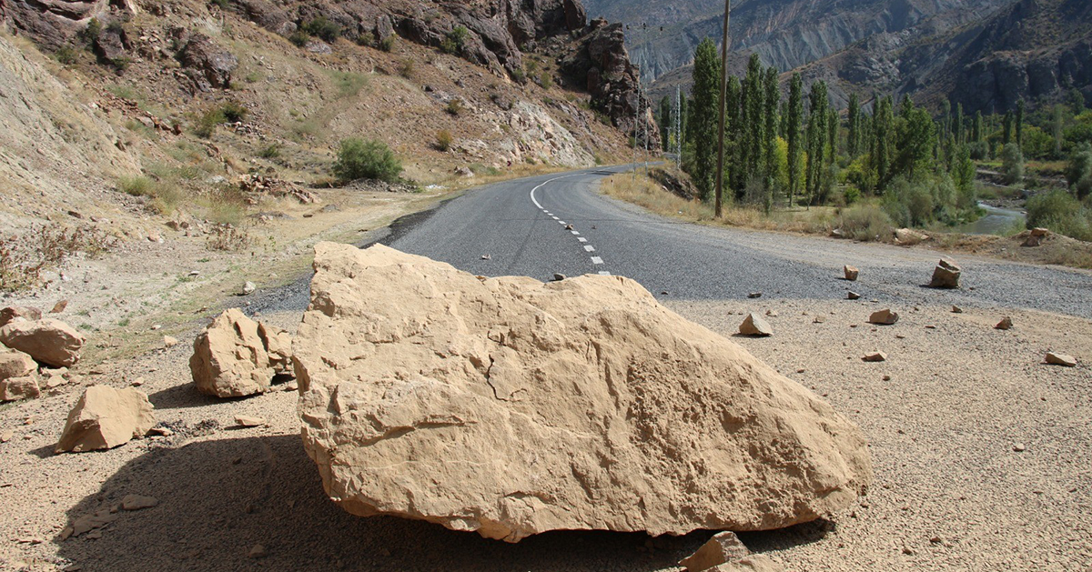 Yola Düşen Dev Kayalar Yolu Kapattı