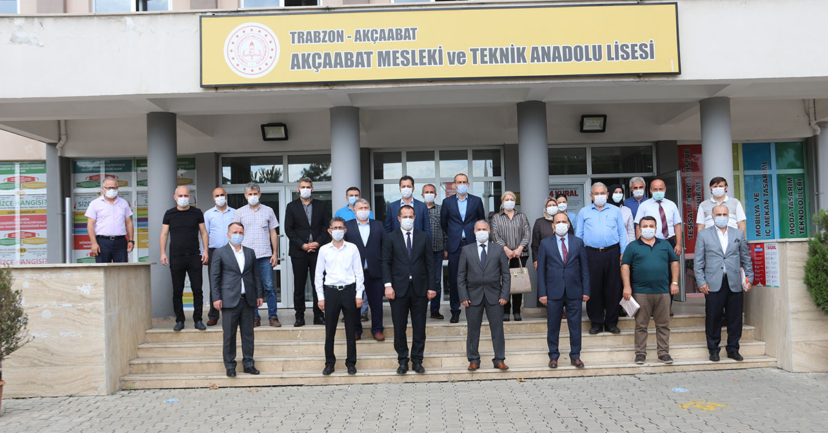 Akçaabat Belediyesi’nden Eğitime Tablet Desteği