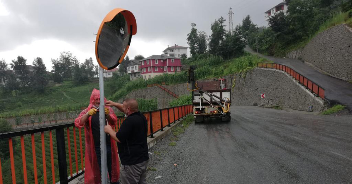 Rize'de Köy Yolları 180 Derece Aynalarla Daha Güvenli Hale Geliyor