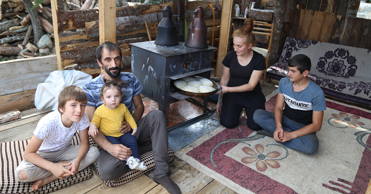 Artvin’de Kanser Hastası Baba ve Eğitim Mağduru Çocukları Yardım Bekliyor
