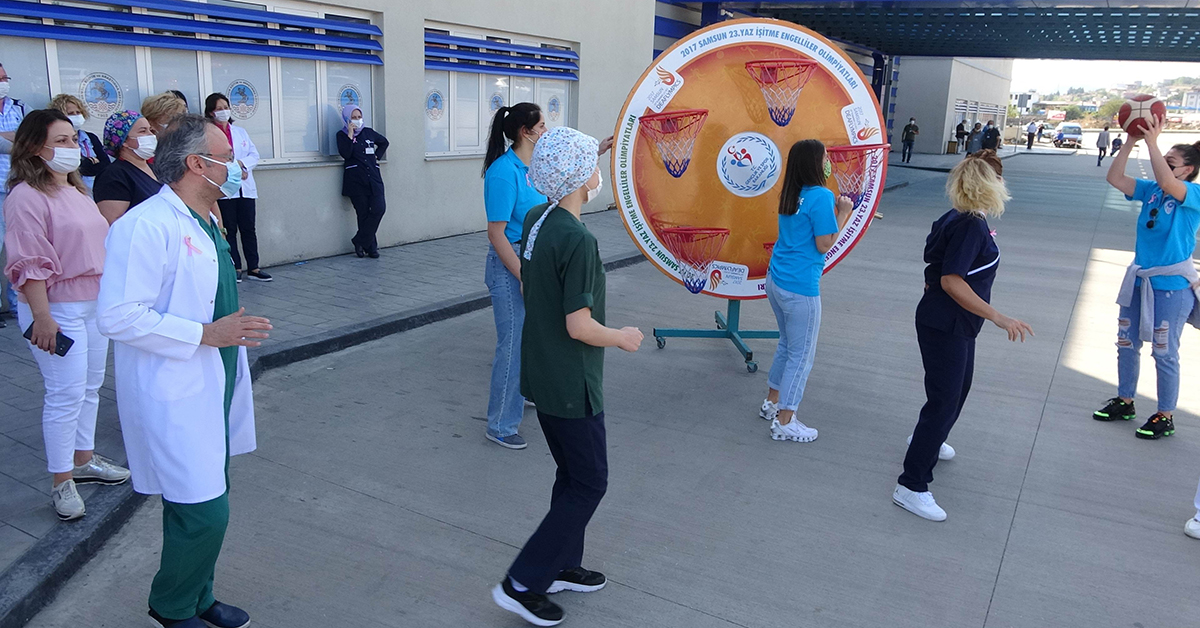 Sağlıkçılar Basket Atarak Meme Kanseri İçin Farkındalık Oluşturdular