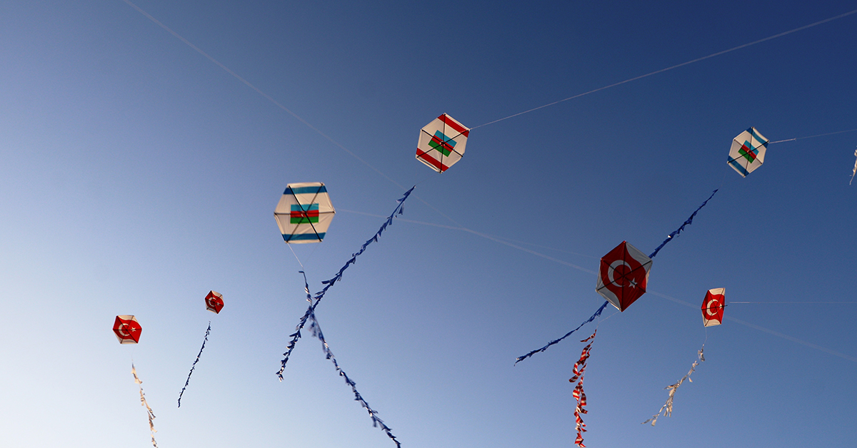 Uçurtmalar Karabağ İçin Havalandı: Gökyüzü Türkiye ve Azerbaycan Bayrakları İle Şenlendi