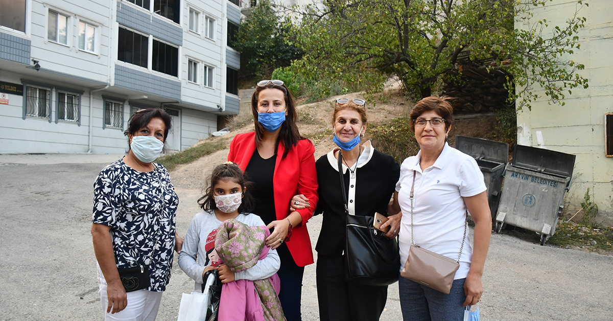 Hayırsever 3 İş Kadını Çocukları Mutlu Etmek İçin İl İl Dolaşıyor