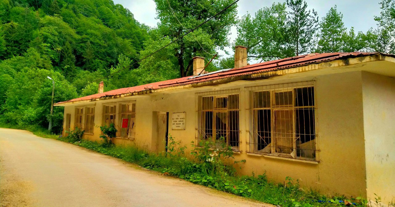 Harabeye Dönen Köy Okulunu Köy Konağına Dönüştürdüler