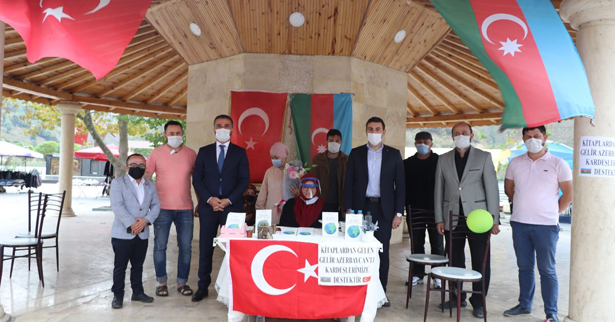 Kitabının Gelirini Azerbaycan’a Bağışladı