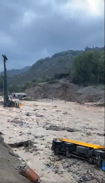 Köprü inşaatı şantiyesini sel vurdu, iş makineleri selde sürüklendi