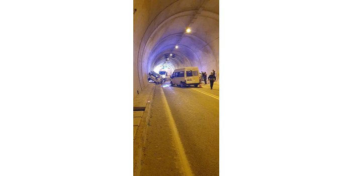 Artvin'de otomobil minibüsle çarpıştı: 1 ölü, 4 yaralı