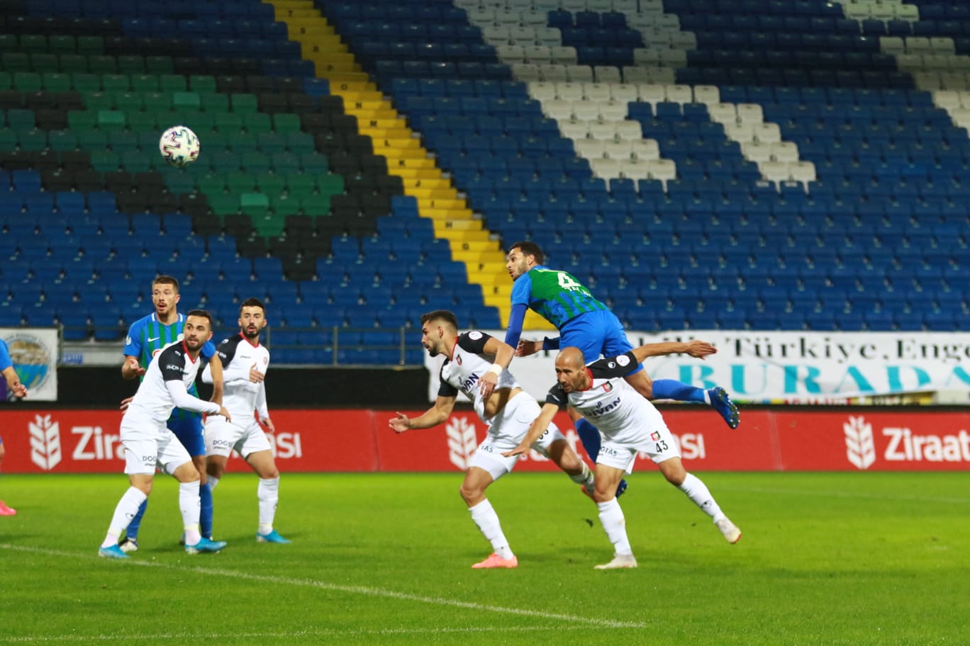 Ç.RİZESPOR UŞAKSPOR'U FARKLI MAĞLUP ETTİ