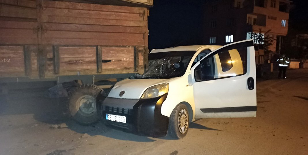 Hafif ticari araç park halindeki traktör römorkuna çarptı: 1 yaralı