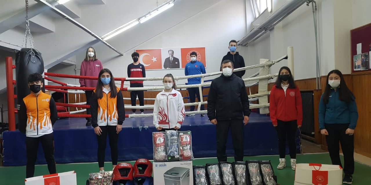 Altınordu’da 3 bin sporcuya spor malzemesi dağıtıldı