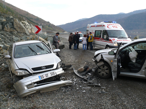 Artvin’de Trafik Kazası: 4 Yaralı