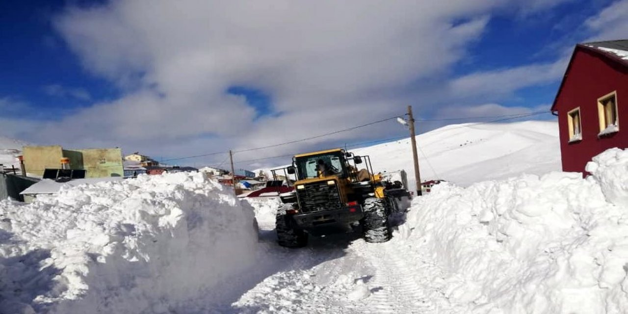 Kar yağışının aralıklı olarak 2 gündür etkili olduğu Bayburt’ta kapalı köy yolu bulunmuyor.