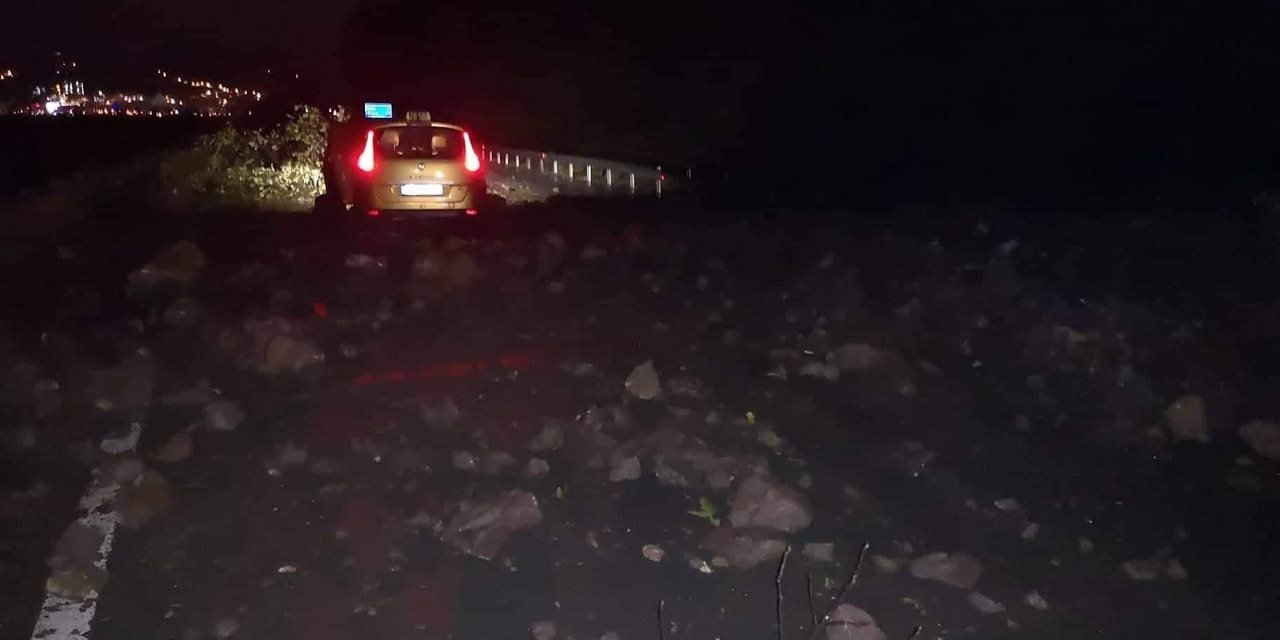 Artvin’de heyelan nedeniyle karayolu trafiğe kapandı