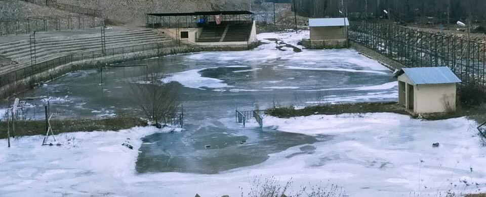 Artvin’de boğa güreşleri arenası buz pistine döndü