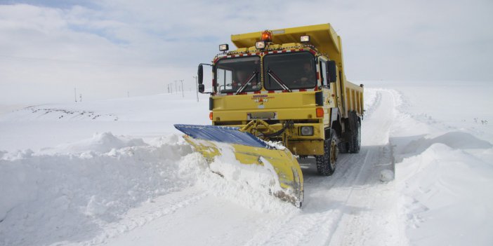 Bayburt’ta köy yollarında kar temizleme çalışması yapıldı