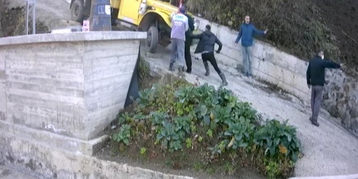 Yokuşta kayan kamyonetin altında kalmaktan son anda kurtuldular