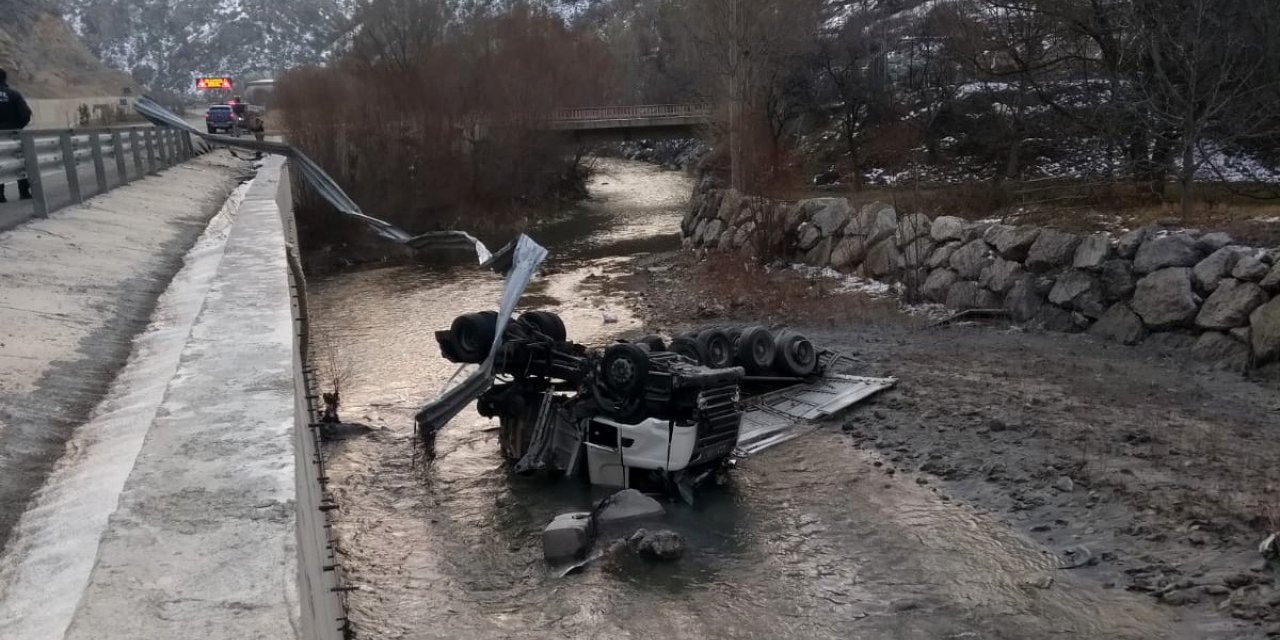 Gümüşhane’de tır Harşit Çayına devrildi: 1 yaralı