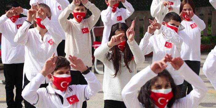 Pandemide Samsun’da rekor kırıldı: 100 öğrencinin katılımıyla “İstiklal Marşı” işaret diliyle okundu
