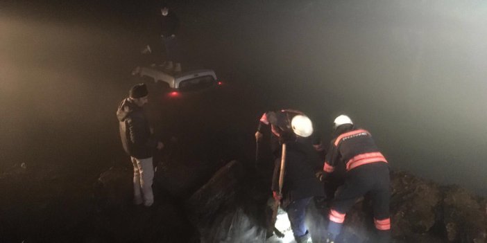 Gölete uçan aracın üstünde mahsur kalan 2 kişi kurtarıldı