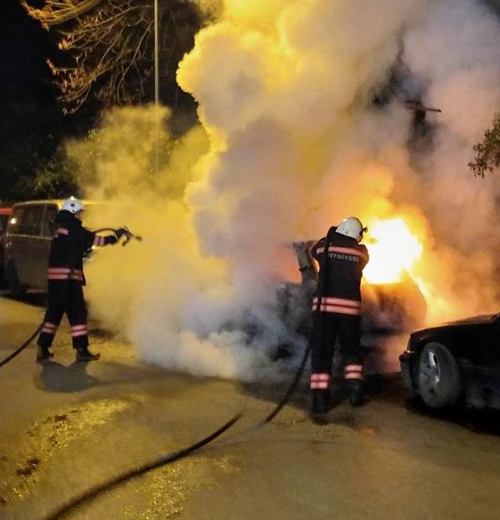 Park halindeki otomobil alev alev yandı