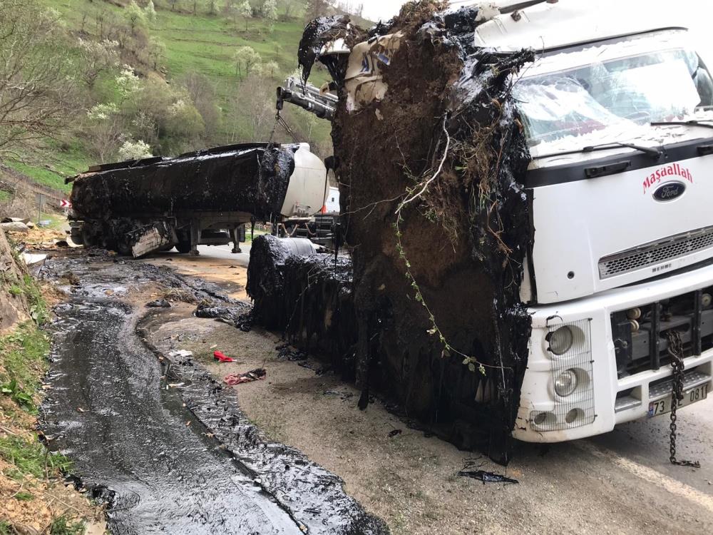 Zift dolu tanker devrildi
