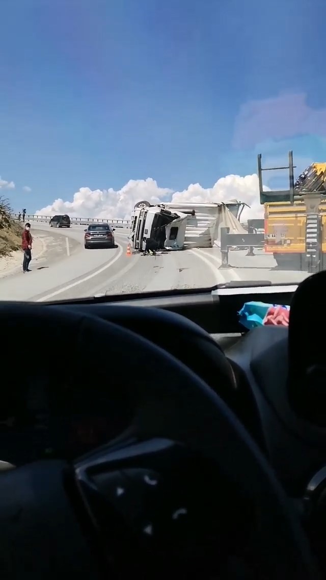 Virajı alamayan kamyon devrildi