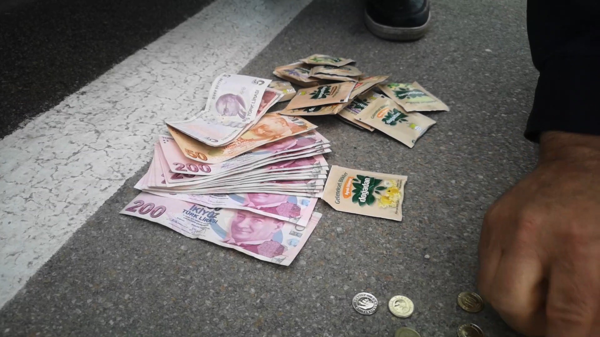Boş cips kutusundan yaklaşık 3 bin TL çıktı