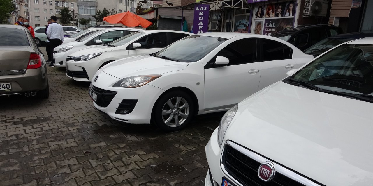 Fiyatları anormal şekilde artan ikinci el otomobiller elde kalıyor