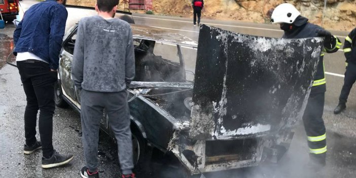 Artvin’de seyir halindeki otomobil alev alev yandı