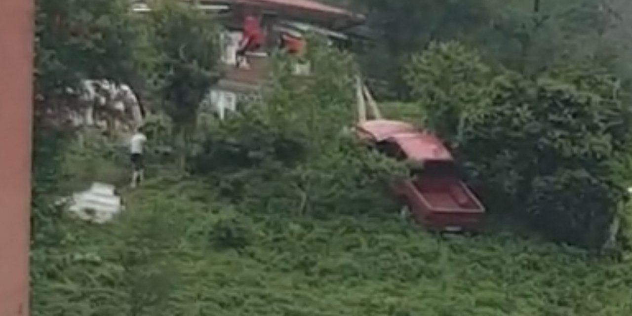 Rize’nin Pazar ilçesinde frenleri boşalan araç çay bahçesine uçtu.