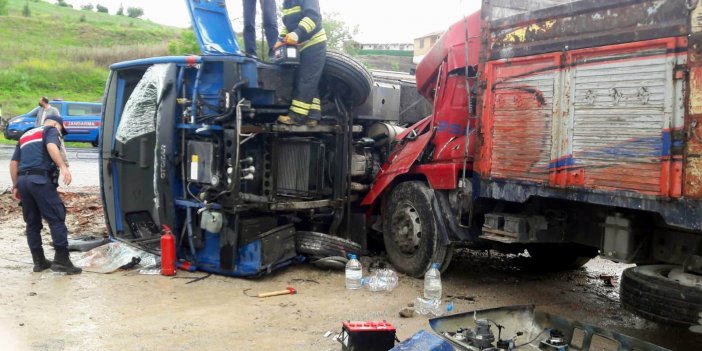 Samsun'da mahkumları taşıyan cezaevi ring aracı devrildi: 5'i asker 10 yaralı