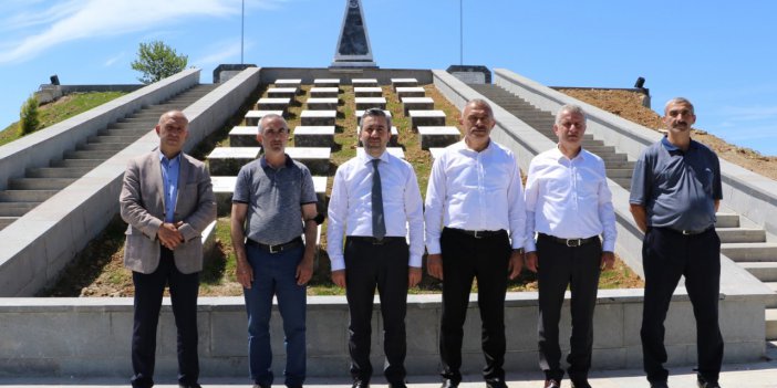 BAŞKAN TÜRÜT PAZAR’DA YAPIMI TAMAMLANAN ŞEHİTLİK ANITINI İNCELEDİ