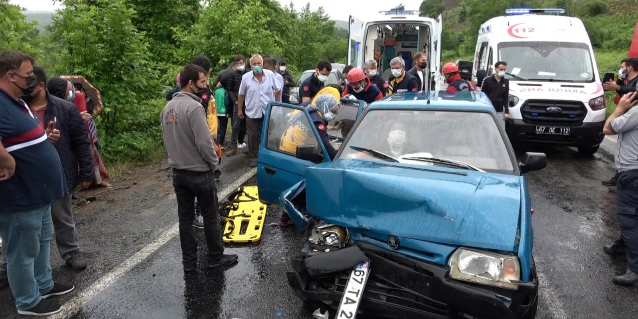 OTOMOBİLDE SIKIŞAN İKİ KİŞİ ACI İÇERİSİNDE KURTARILMAYI BEKLEDİ