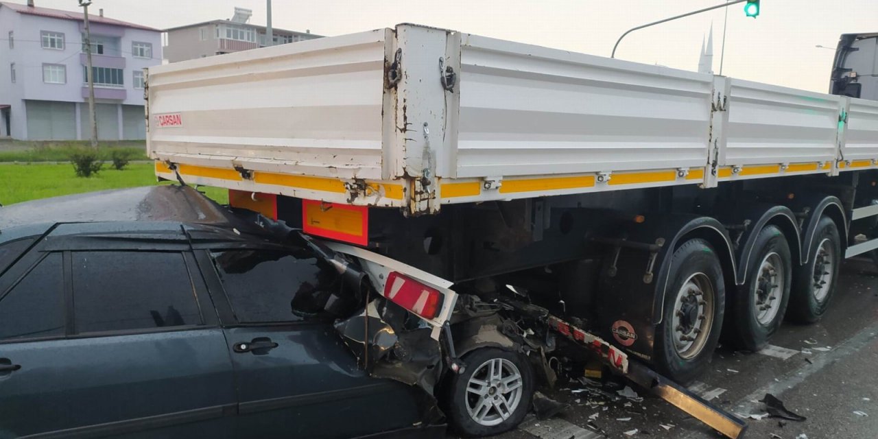 SAMSUN’DA OTOMOBİL TIRIN RÖMORKUNUN ALTINA GİRDİ: 1 YARALI