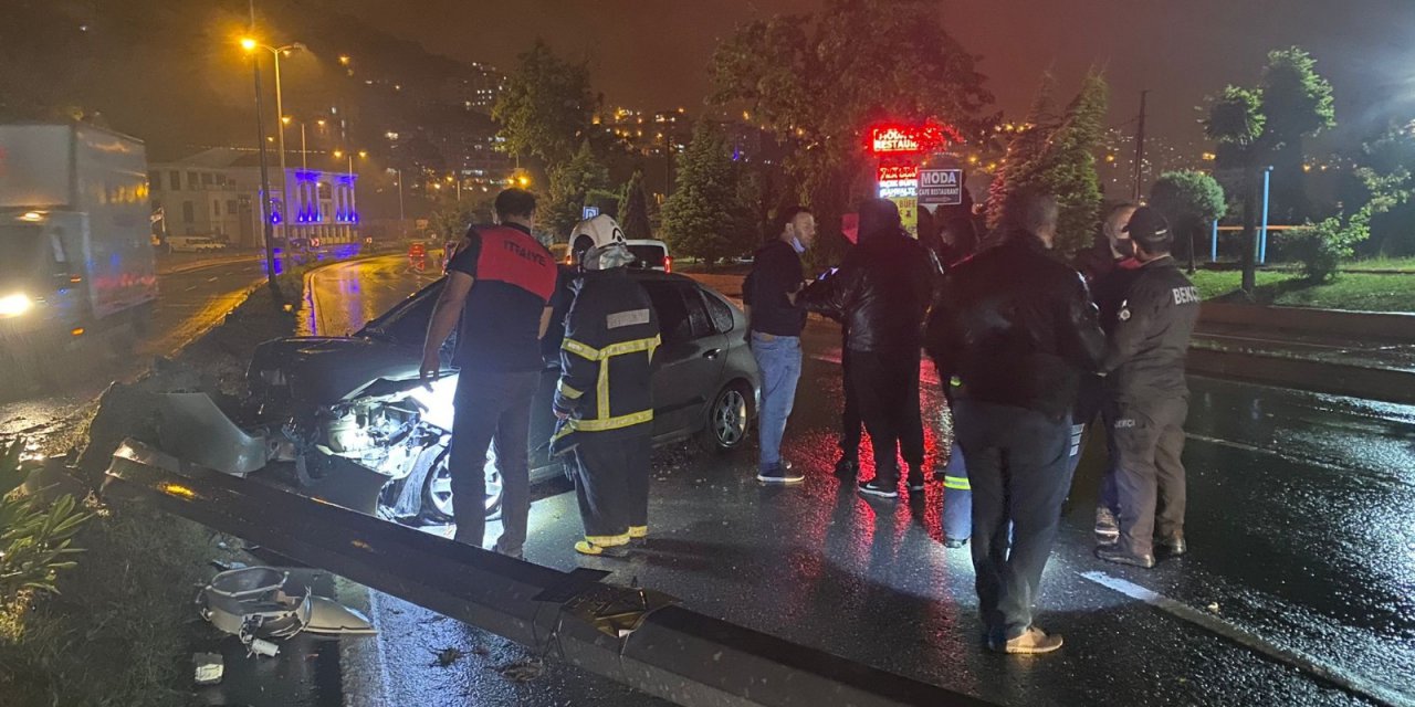 YAĞMURDA KAYGANLAŞAN YOL KAZAYA NEDEN OLDU: 2 YARALI