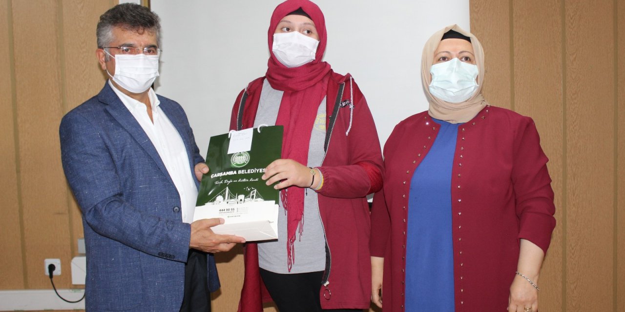 Dereceye Giren Öğrencilere Ödülleri Verildi