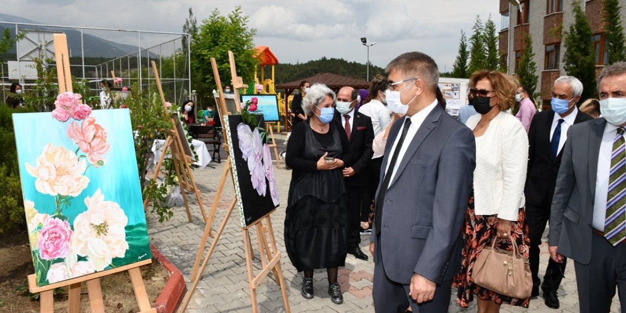“tuvalimdeki Doğa Ve Yaşam” Konulu Resim Sergisi Açıldı