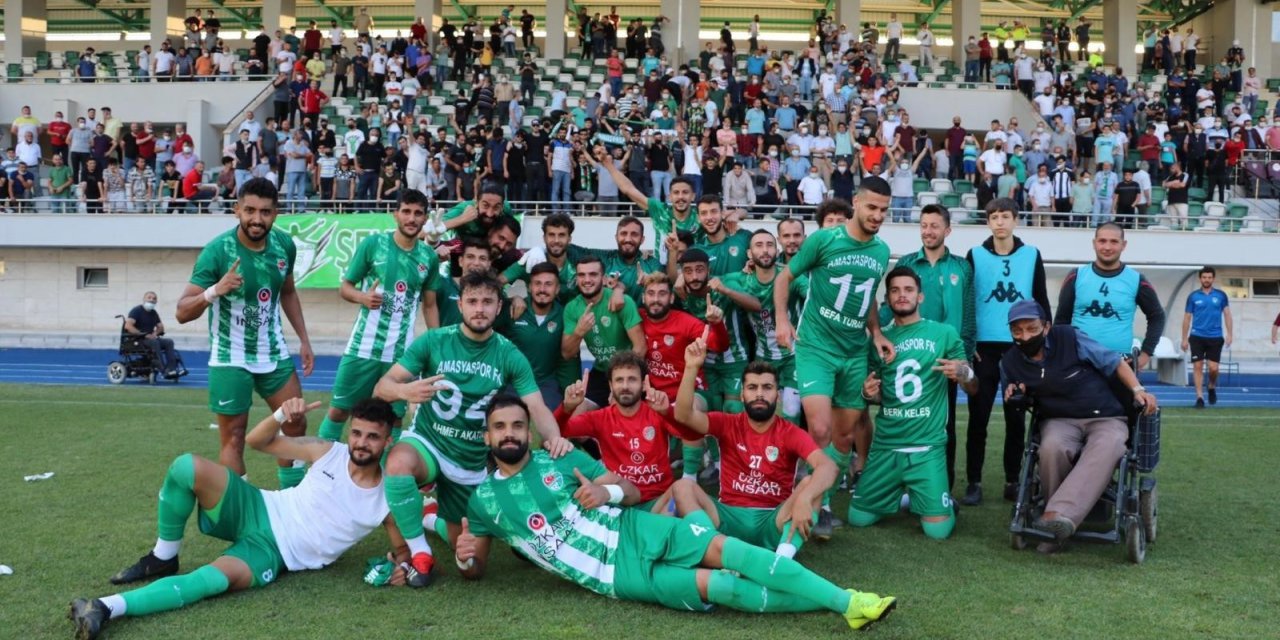 Amasyaspor 1968 Futbolcuları Galibiyeti Oynayarak Kutladı