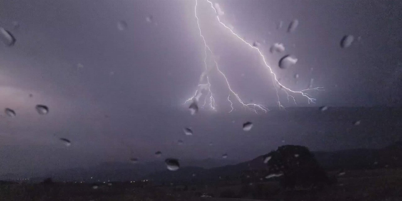 Karabük’te Şimşekler Geceyi Aydınlattı