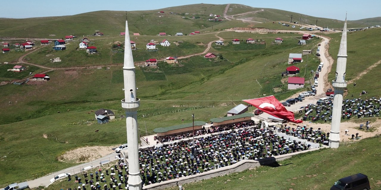 Seccadesi Çim, Kubbesi Mavi Gökyüzü Olan Camide Namaz Kılmanın Huzurunu Yaşadılar
