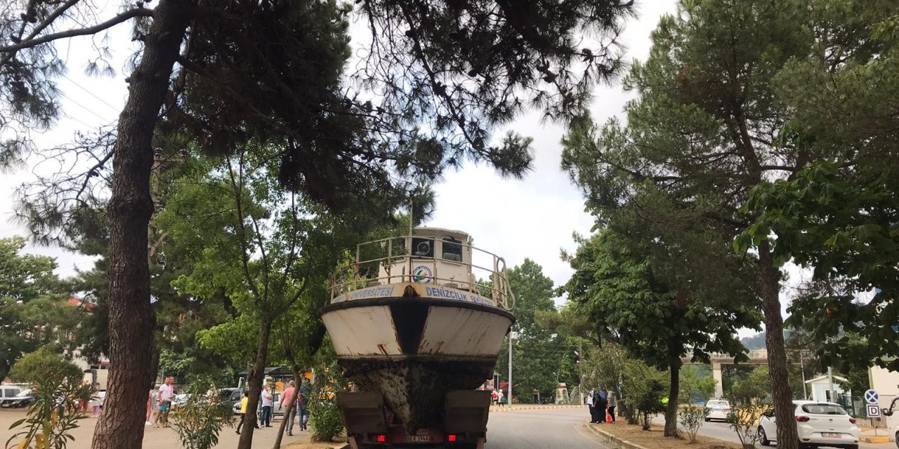 Kamyonun Üzerinde Taşınan Tekne Viyadüğe Takıldı