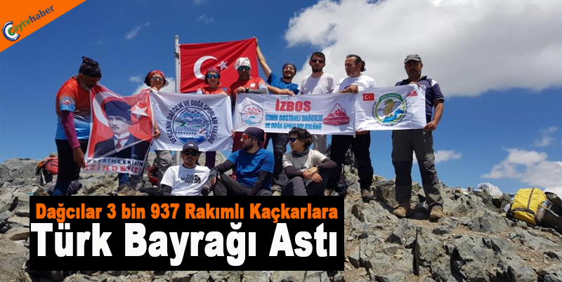 Dağcılar 3 bin 937 rakımlı Kaçkarlara Türk bayrağı astı