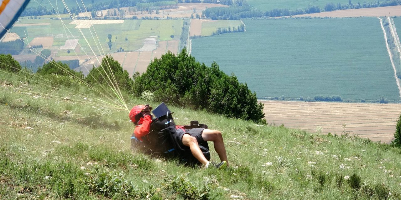 Tokat’ta Yamaç Paraşütçü Kalkış Yaparken Düşerek Yaralandı