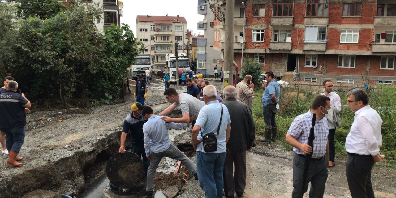 Trabzon’da Şiddetli Yağış Etkili Oldu, Arap Turistin Aracı Çukura Düştü